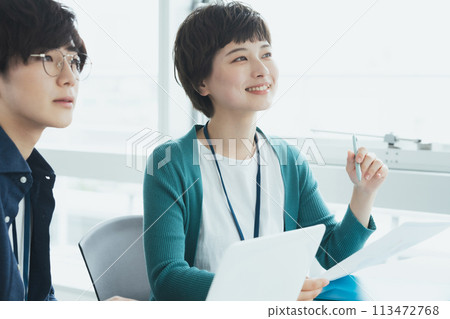 在計算機上工作的年輕男女 113472768