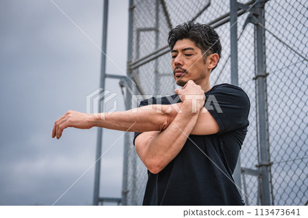 Man warming up outdoors 113473641