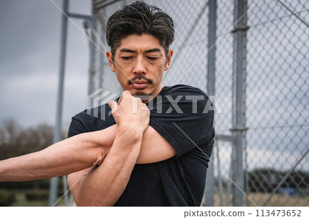 一個男人在戶外做熱身運動 113473652
