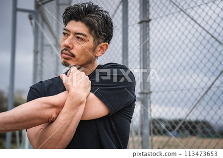 一個男人在戶外做熱身運動 113473653