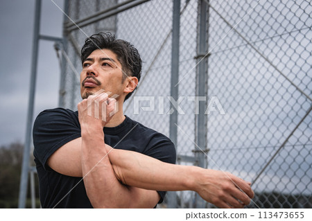 一個男人在戶外做熱身運動 113473655