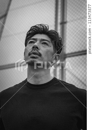 A man in his 40s taking a break during outdoor training 113473877