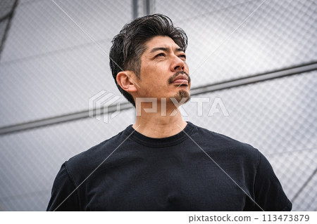 A man in his 40s taking a break during outdoor training 113473879