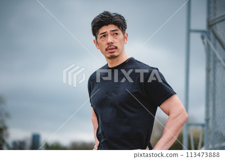 一名40多歲的男子在戶外訓練時休息 113473888