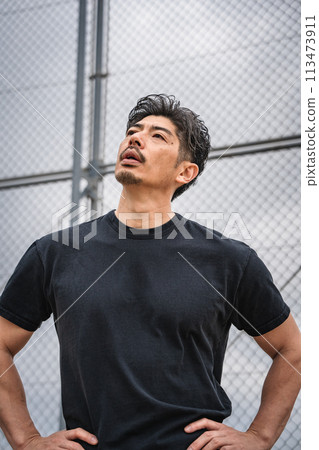 一名40多歲的男子在戶外訓練時休息 113473911
