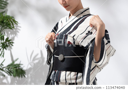 A woman wearing a yukata 113474040