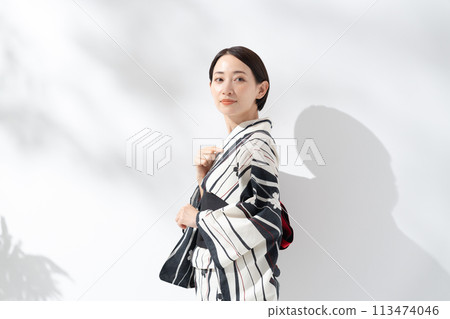 A woman in a yukata 113474046