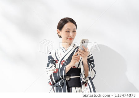 A woman in a yukata Smartphone 113474075