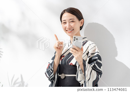 Woman in yukata smartphone pointing 113474081