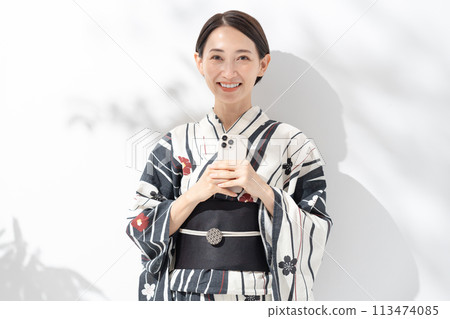 A woman in a yukata Smartphone A woman in a yukata Smartphone 113474085