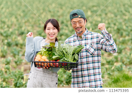 一位年輕女子和一位經驗豐富的農民在田地前打拳 113475395