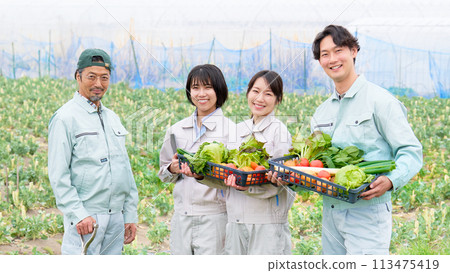 男性農民和年輕人微笑地看著對方 男性農民和年輕人微笑地看著對方 113475419