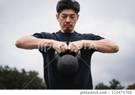 一名40多歲的男子在戶外進行肌肉訓練 113475708