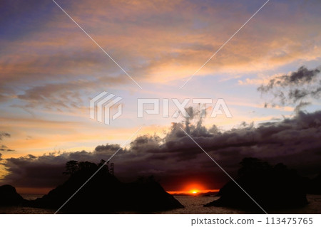 透過雲層出現的太陽 透過雲層出現的太陽 113475765