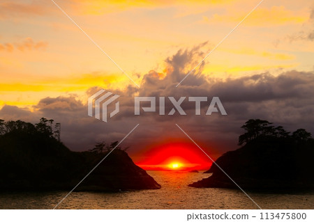 Beautiful sunset view beyond the clouds 113475800
