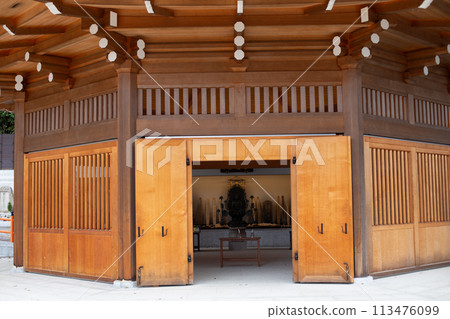 神戶、須磨寺、護摩堂在藍天的襯托下熠熠生輝 神戶、須磨寺、護摩堂在藍天的襯托下熠熠生輝 113476099