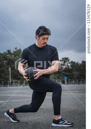 一名40多歲的男子在戶外進行肌肉訓練 一名40多歲的男子在戶外進行肌肉訓練 113476124