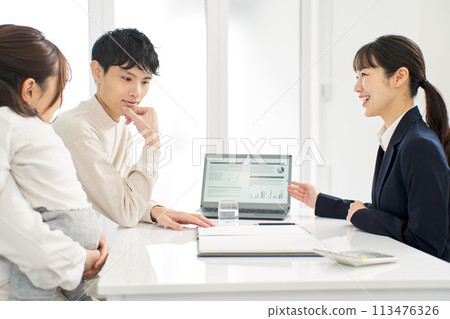 提供有關保險的資訊的女商人 113476326