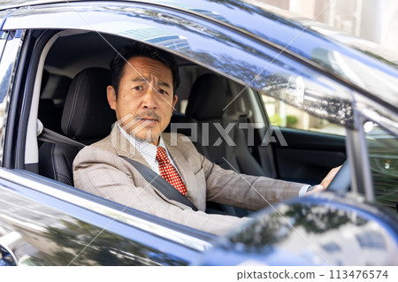 男子駕駛一輛車 113476574
