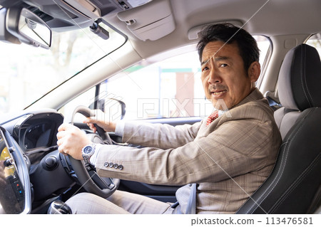 一個人開車，側身 113476581