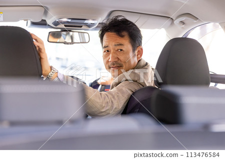 Driver visually backing up 113476584