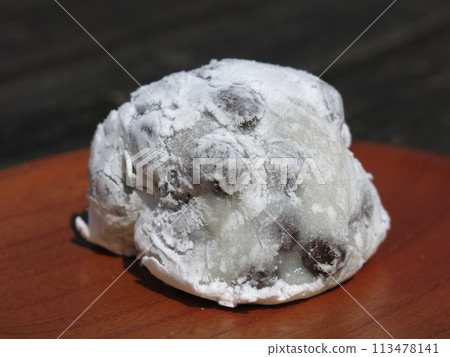 A photo of a famous mame daifuku shop on the veranda of Gokokuji Temple in Bunkyo Ward. 113478141