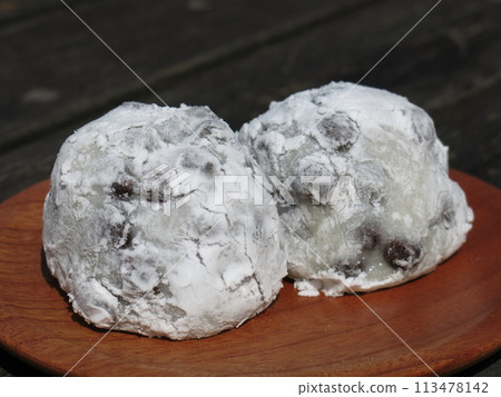 A photo of a famous mame daifuku shop on the veranda of Gokokuji Temple in Bunkyo Ward. 113478142