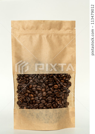 A kraft paper bag with coffee beans for viewing with a highlighted shadow lies on a white background 113479012
