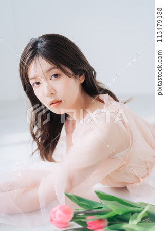 年輕女性時尚美麗形象（粉紅色） 113479188