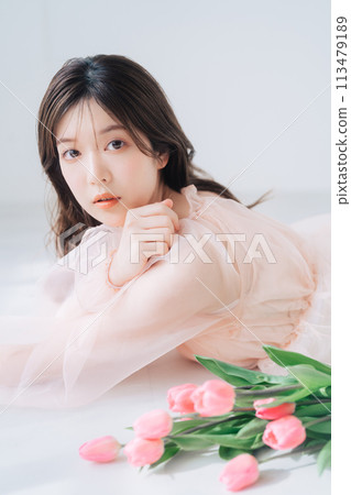 年輕女性時尚美麗形象（粉紅色） 113479189