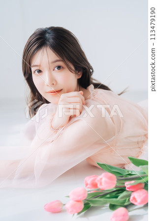 Fashion and beauty image of young women (pink) 113479190