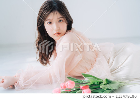 Fashion and beauty image of young women (pink) 113479196