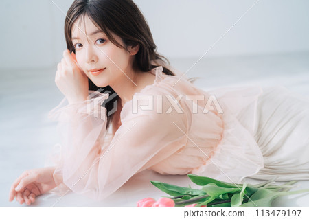 年輕女性時尚美麗形象（粉紅色） 113479197