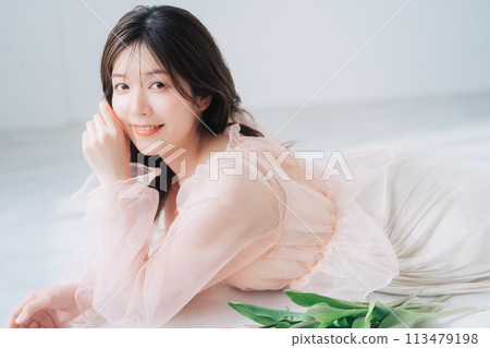 Fashion and beauty image of young women (pink) 113479198