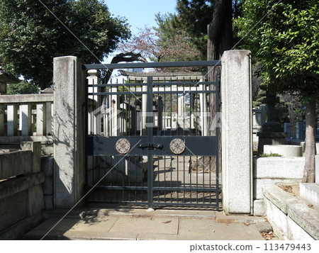 Sanjo Mimi's tomb in Gokoku-ji Temple in Bunkyo Ward Sanjo Mimi's tomb in Gokoku-ji Temple in Bunkyo Ward 113479443
