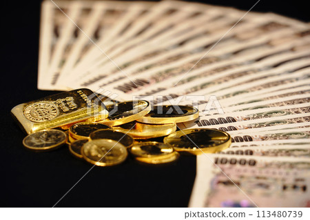Co-existence of real assets such as gold coins and banknotes Co-existence of real assets such as gold coins and banknotes 113480739