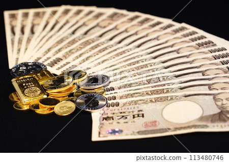 Co-existence of real assets such as gold coins and banknotes 113480746