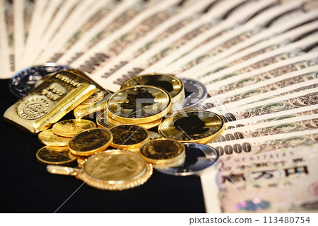 Co-existence of real assets such as gold coins and banknotes 113480754