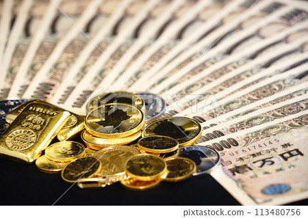 Co-existence of real assets such as gold coins and banknotes 113480756