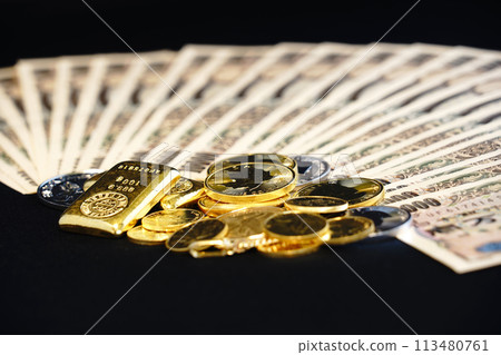 Co-existence of real assets such as gold coins and banknotes 113480761
