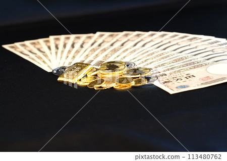 Co-existence of real assets such as gold coins and banknotes 113480762