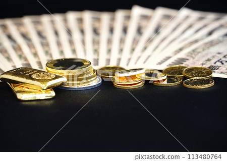 Co-existence of real assets such as gold coins and banknotes Co-existence of real assets such as gold coins and banknotes 113480764
