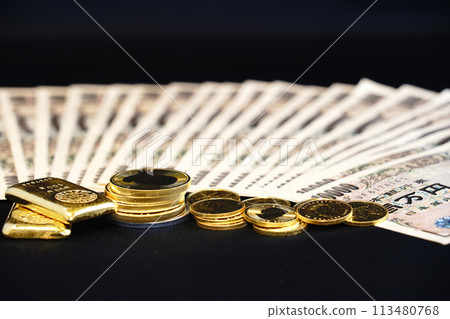 Co-existence of real assets such as gold coins and banknotes 113480768