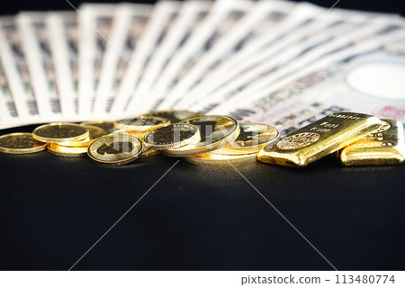 Co-existence of real assets such as gold coins and banknotes 113480774