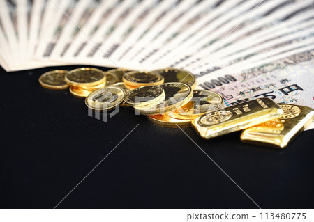 Co-existence of real assets such as gold coins and banknotes 113480775