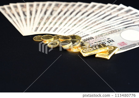 Co-existence of real assets such as gold coins and banknotes 113480776
