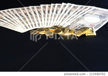 Co-existence of real assets such as gold coins and banknotes Co-existence of real assets such as gold coins and banknotes 113480782