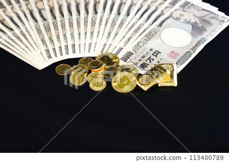 Co-existence of real assets such as gold coins and banknotes 113480789