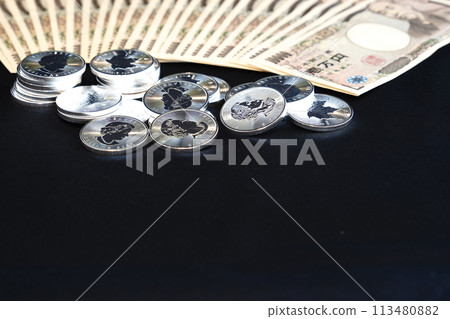 銀幣和紙幣是閃閃發光的真實資產。 113480882