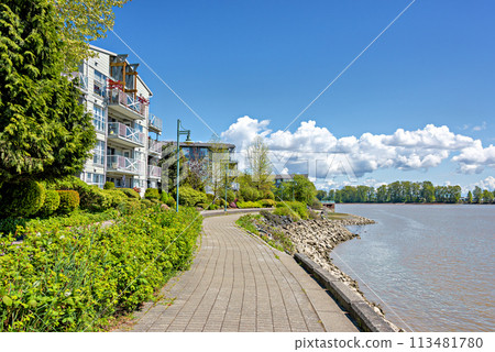 Waterfront walkway along the bank of Fraser river in New Westminster 113481780